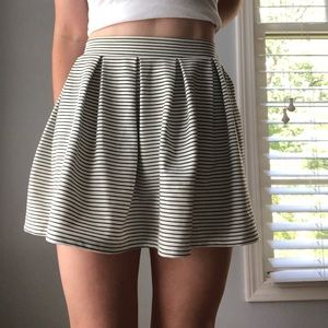 Cute black and white mini skirt size xs